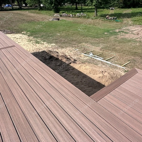 La famille Midwest transforme le pont avec un plancher résistant au climat et à faible entretien | Necowood