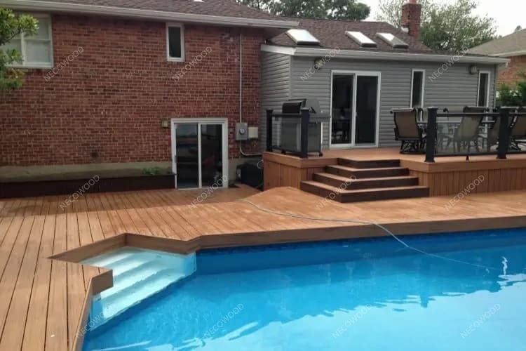 Necowood publie le guide 2025 des terrasses WPC pour piscine