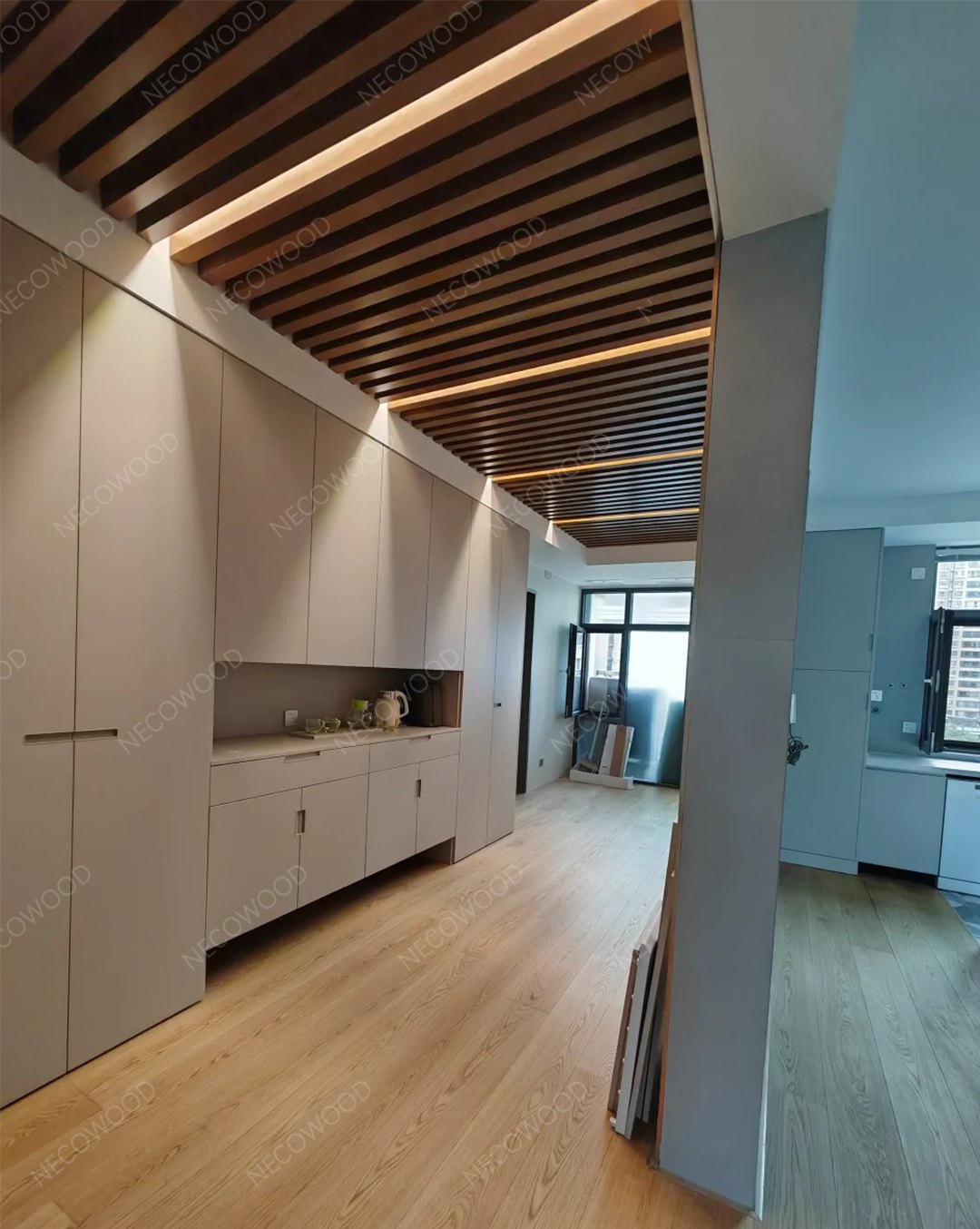 NECOWOOD achève un projet de plafond WPC réel à Miami : 8 mois, 85 % d'humidité, aucun entretien