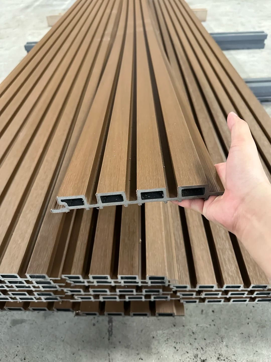 La technologie de co-extrusion est désormais standard dans plus de 60 % des nouveaux panneaux muraux WPC