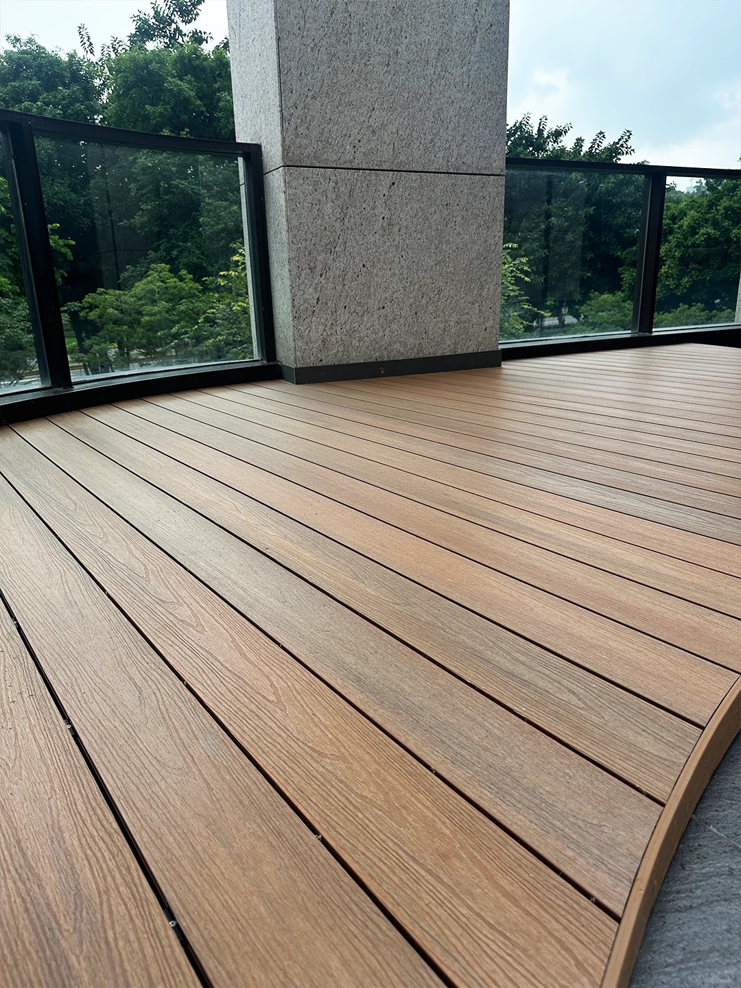 Plateforme de terrasse incurvée WPC : comment Necowood a transformé un espace extérieur irrégulier